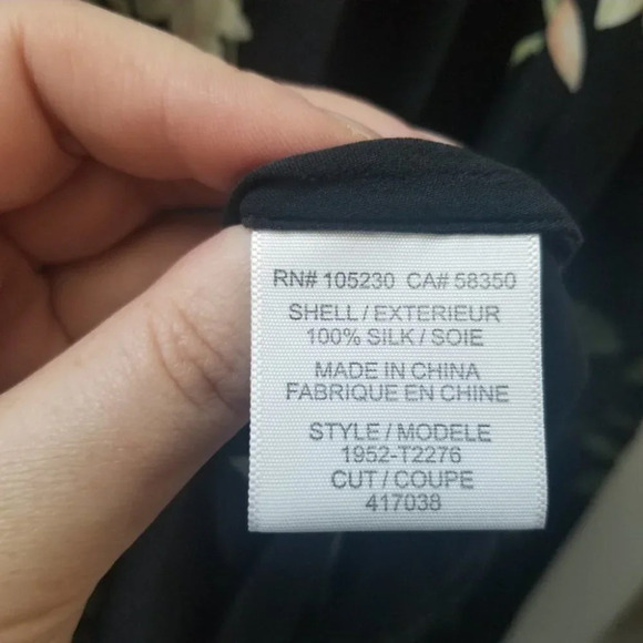 Joie  Navy Blue Floral V-neck Button Up Silk Blouse L - Picture 8 of 8